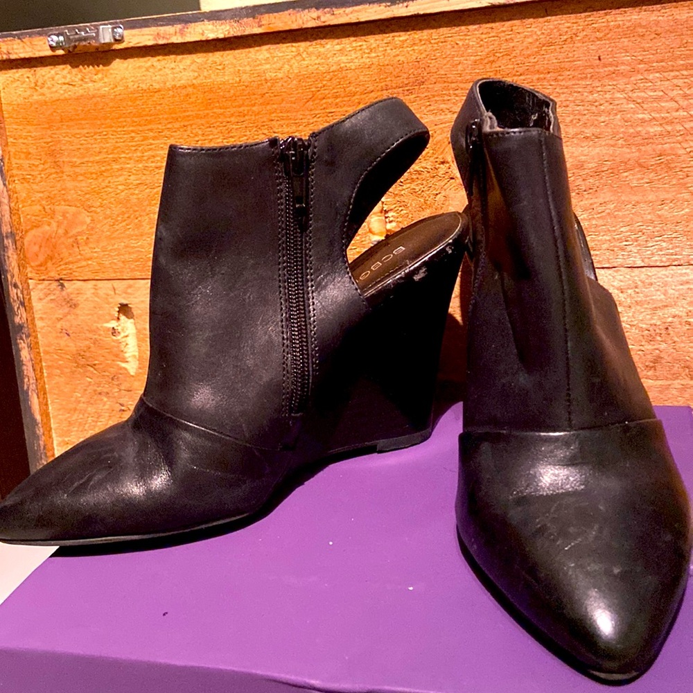 BCBGeneration closed toe wedge shoe!